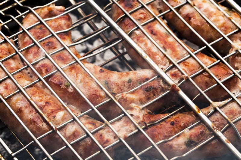 Grillen von Würsten auf Grillgrill stockfotografie Grillen von Würsten auf Grillgrill stockfotografie