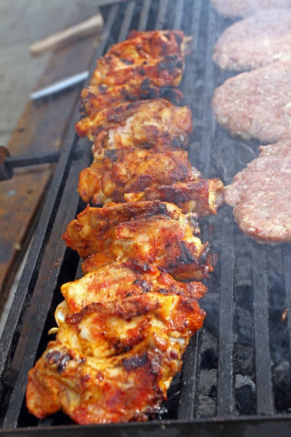 Grillen von Würsten, Burger, Schweinefleischsteak auf Grillgasgrill für Partei Würstchen, Würste und Hamburger auf einem Grill, b stockbild Grillen von Würsten, Burger, Schweinefleischsteak auf Grillgasgrill für Partei Würstchen, Würste und Hamburger auf einem Grill, b stockbild