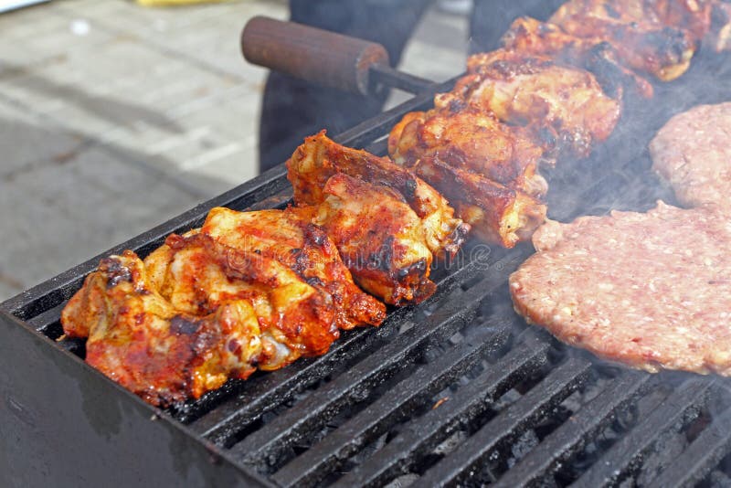 Griller des saucisses, hamburgers, bifteck de porc sur le gril de gaz de barbecues pour la partie Hot-dogs, saucisses et hamburge photo libre de droits Griller des saucisses, hamburgers, bifteck de porc sur le gril de gaz de barbecues pour la partie Hot-dogs, saucisses et hamburge photo libre de droits
