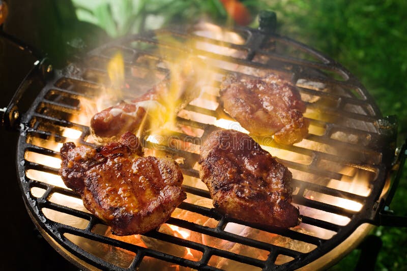 Griller la viande marinée images libres de droits Griller la viande marinée images libres de droits