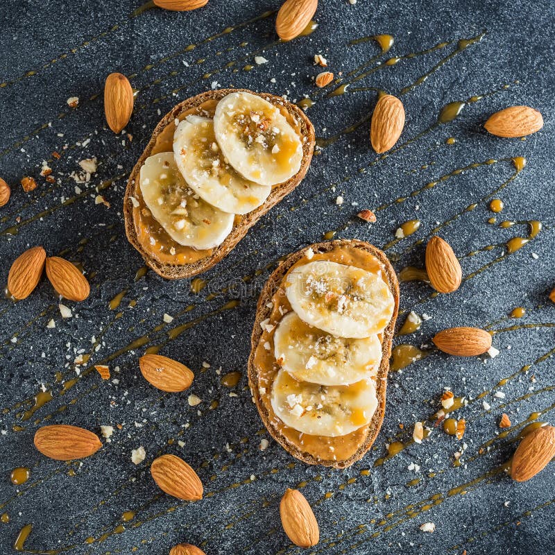 Grillez avec le beurre d'arachide, la banane et les écrous d'amande Suivez un régime la configuration naturelle d'appartement de photos stock Grillez avec le beurre d'arachide, la banane et les écrous d'amande Suivez un régime la configuration naturelle d'appartement de photos stock
