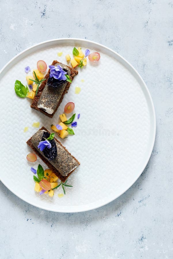 Grillez du pain de seigle avec le Salsa de fromage fondu, de prune sèche et de poivre noir et de fruit de la pêche et de la menth photos libres de droits Grillez du pain de seigle avec le Salsa de fromage fondu, de prune sèche et de poivre noir et de fruit de la pêche et de la menth photos libres de droits