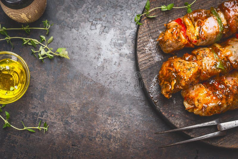 Grillez le fond de nourriture avec les brochettes, la fourchette de viande, les épices d'herbes et le pétrole marinés sur le fond image libre de droits Grillez le fond de nourriture avec les brochettes, la fourchette de viande, les épices d'herbes et le pétrole marinés sur le fond image libre de droits