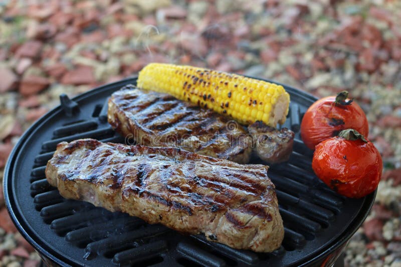 Grillfest grillat kött för nötköttbiff med grönsaker arkivbild Grillfest grillat kött för nötköttbiff med grönsaker arkivbild