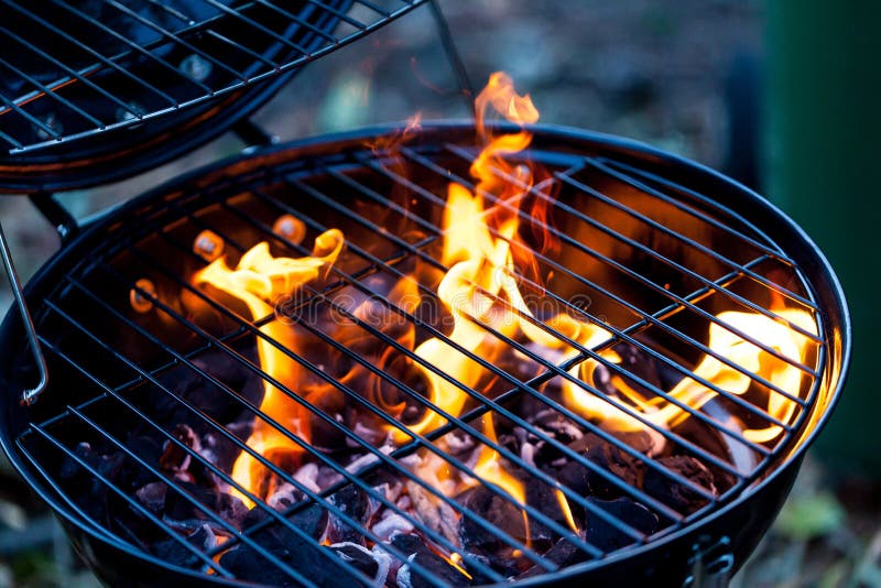 Grillfestbrand med det runda gallret Mat som förbereder begrepp med bbq-brand på galler royaltyfria bilder Grillfestbrand med det runda gallret Mat som förbereder begrepp med bbq-brand på galler royaltyfria bilder