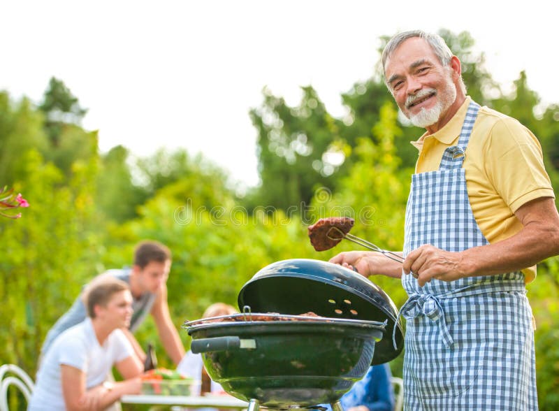 grillfestfamilj som har deltagaren arkivbild grillfestfamilj som har deltagaren arkivbild