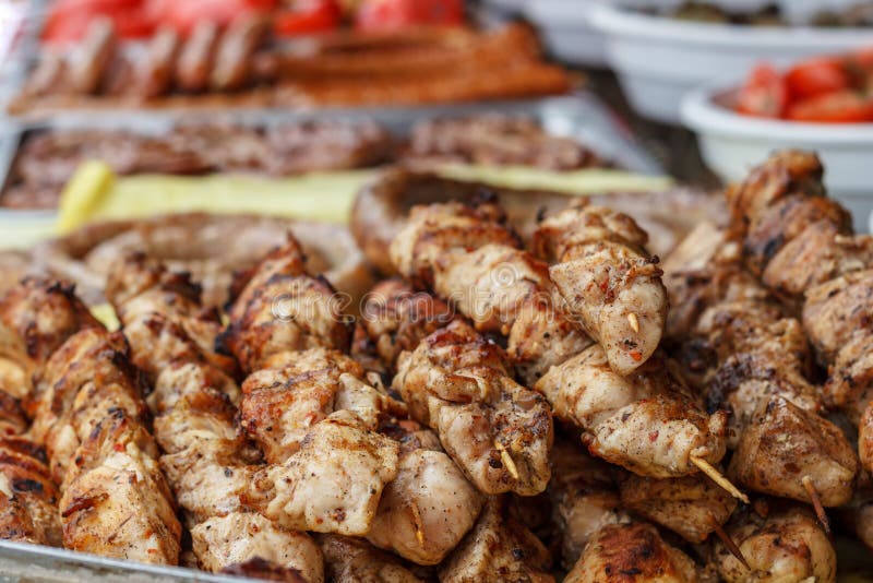 Grillfestgaller-grillfest galler aptitretande kebab p? metallgaller kebaber lagar mat p? kol i den ?ppna luften marinated meat royaltyfria foton Grillfestgaller-grillfest galler aptitretande kebab p? metallgaller kebaber lagar mat p? kol i den ?ppna luften marinated meat royaltyfria foton