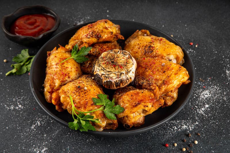 Grillgeröstete, würzige Hühnerschenkel mit Ketschup stock abbildung