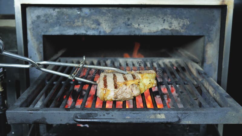 Grillgrillpartei, die auf dem offenen Feuer kocht Schweinefleischsteak- oder -rindfleischnahaufnahmen sich entspannt