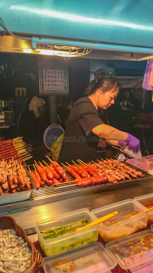 Grillworst in van het de straatvoedsel van Taipeh de nachtmarkt, de straat F van Taiwan stock foto's Grillworst in van het de straatvoedsel van Taipeh de nachtmarkt, de straat F van Taiwan stock foto's