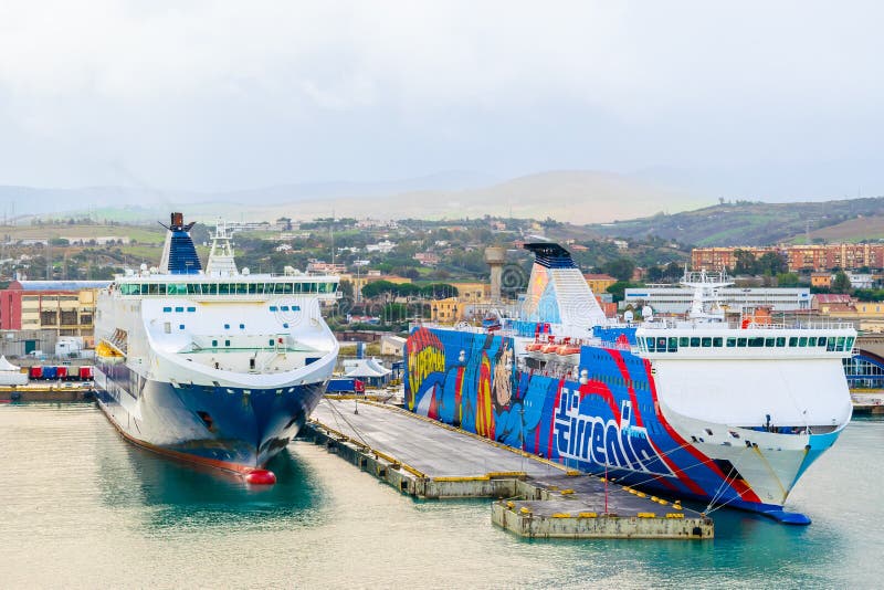 Grimaldi linje- och Tirrenia Athara färjor på porten av Civitavecchia, Rome arkivfoto Grimaldi linje- och Tirrenia Athara färjor på porten av Civitavecchia, Rome arkivfoto