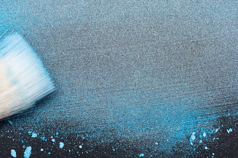 Grimeur` s Borstel op bevlekt blauw Poeder stock fotografie Grimeur` s Borstel op bevlekt blauw Poeder stock fotografie