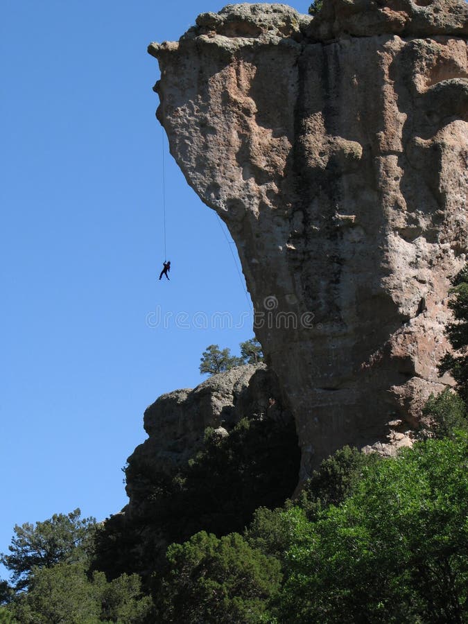 Grimpeur de roche s'arrêtant photo stock Grimpeur de roche s'arrêtant photo stock