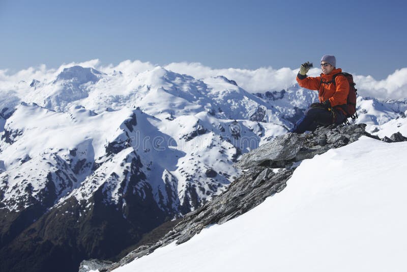 Grimpeur prenant la photo des montagnes de Milou image stock Grimpeur prenant la photo des montagnes de Milou image stock