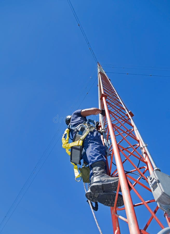 Grimpeur sur la tour d'antenne photo libre de droits Grimpeur sur la tour d'antenne photo libre de droits