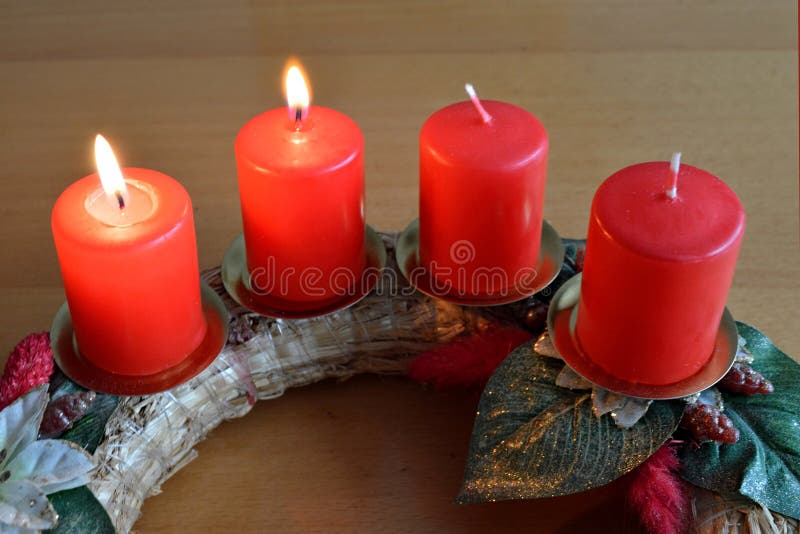 Grinalda do advento com duas velas ardentes imagem de stock Grinalda do advento com duas velas ardentes imagem de stock