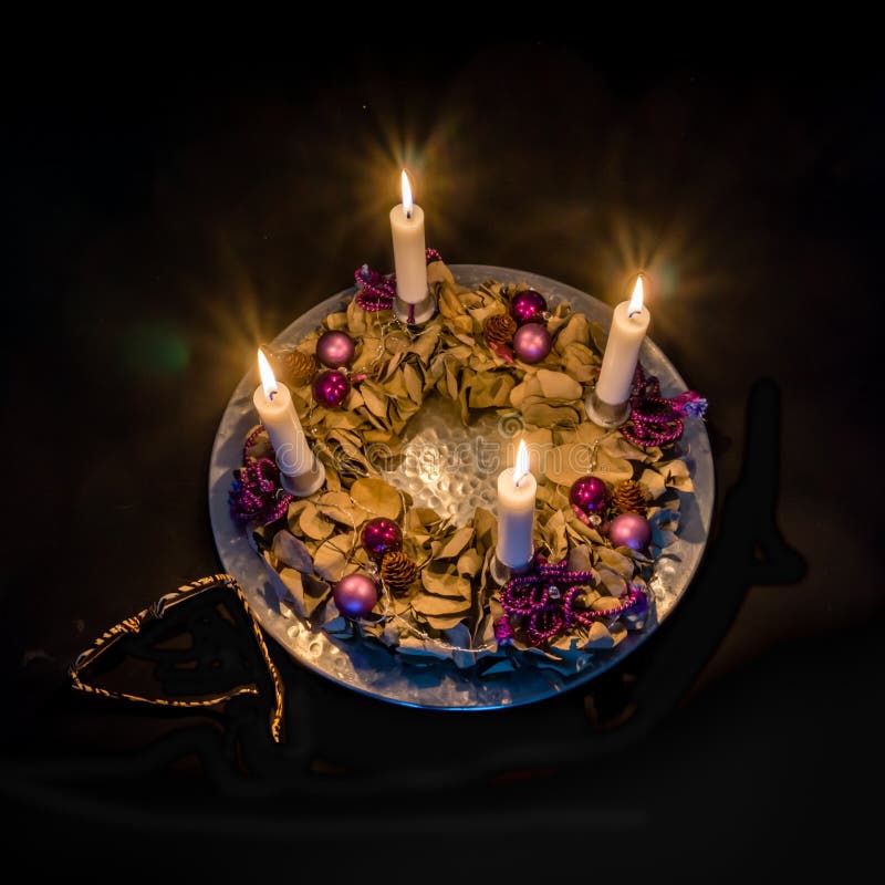 Grinalda do advento com quatro velas ardentes imagem de stock Grinalda do advento com quatro velas ardentes imagem de stock