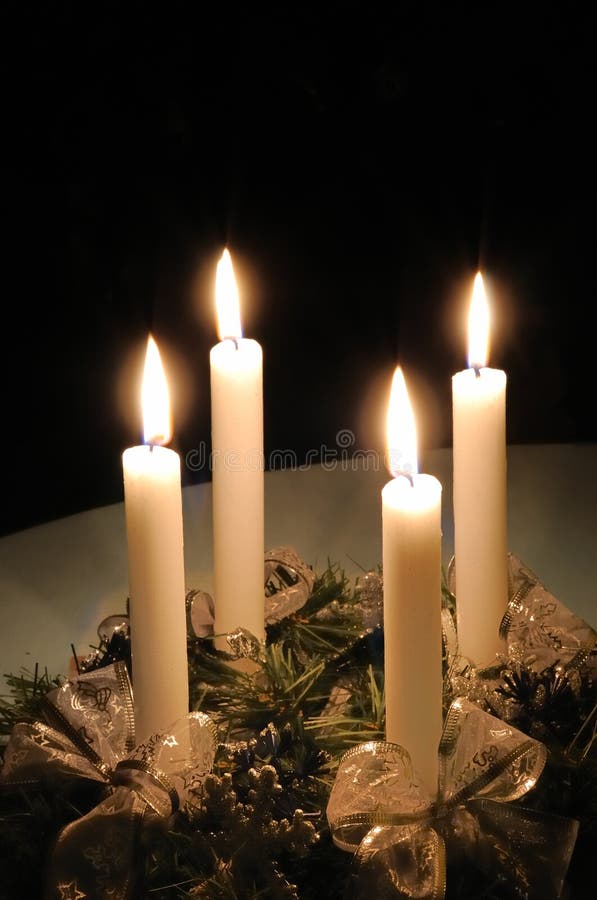 Grinalda do advento do Natal com velas ardentes foto de stock royalty free Grinalda do advento do Natal com velas ardentes foto de stock royalty free