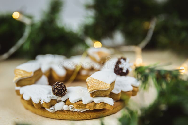 Grinalda do Natal com cookies E Árvore de Natal decorada com luzes foto de stock Grinalda do Natal com cookies E Árvore de Natal decorada com luzes foto de stock