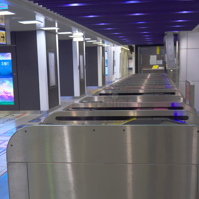 Grind för Ikebukuro stationsbiljett i morgonen arkivfoton Grind för Ikebukuro stationsbiljett i morgonen arkivfoton