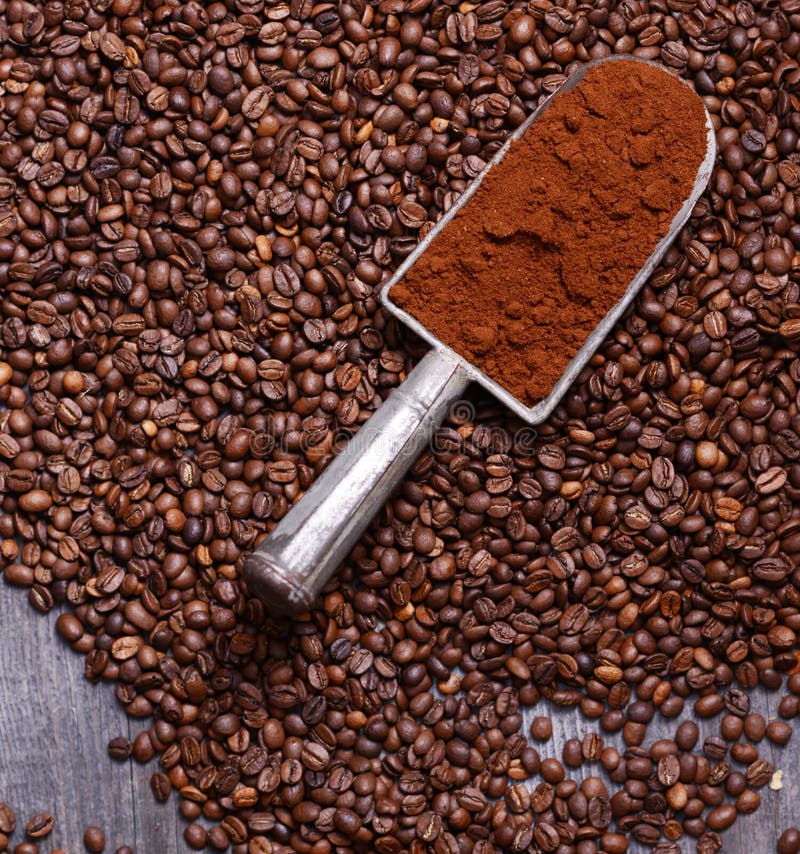 Grindedkoffie in uitstekende lepel op bonen stock afbeelding Grindedkoffie in uitstekende lepel op bonen stock afbeelding