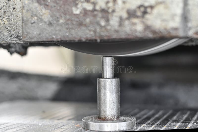 Grinding the Upper Abrasive Layer of the Grinding Wheel with a Diamond