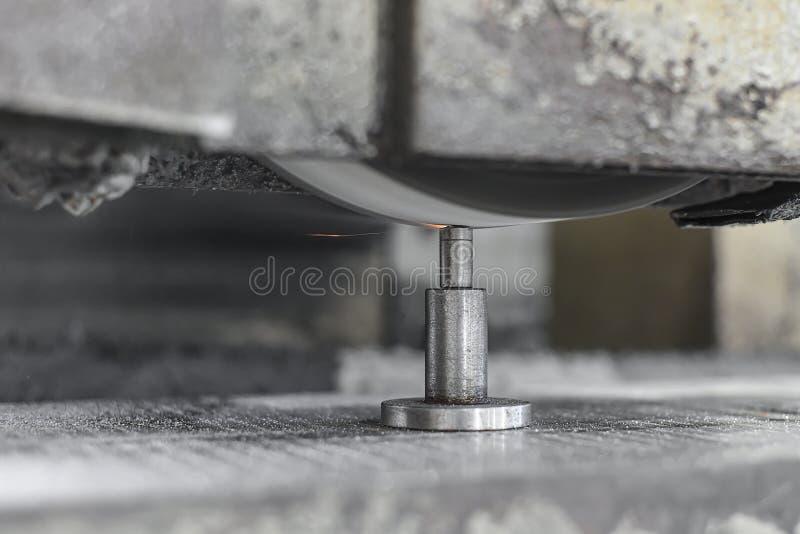 Grinding the Upper Abrasive Layer of the Grinding Wheel with a Diamond