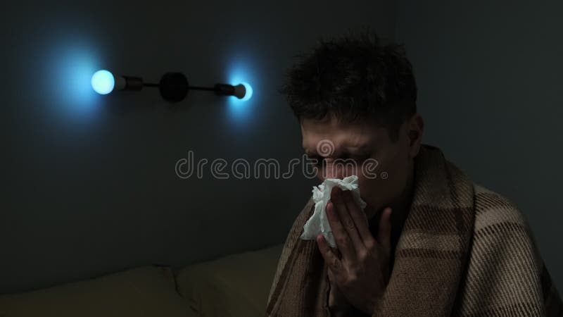 Grippe. caucasien jeune malade adulte portant couverture dans couverture chaude recouvrant la maladie souffrant du virus de la gri banque de vidéos
