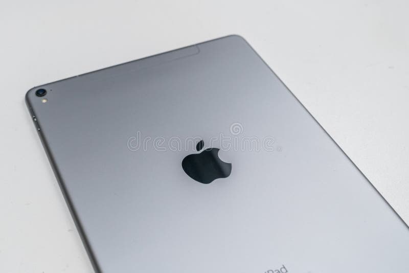 Gris del espacio del iPad de Apple favorable imágenes de archivo libres de regalías Gris del espacio del iPad de Apple favorable imágenes de archivo libres de regalías