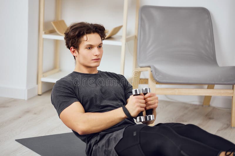 Gris Homme Intérieur Home Entraînement Sport Dumbells Activité De