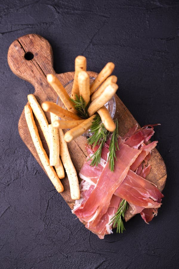 Grissini traditionnel de batons de pain italien avec du jambon de prosciutto photo libre de droits Grissini traditionnel de batons de pain italien avec du jambon de prosciutto photo libre de droits