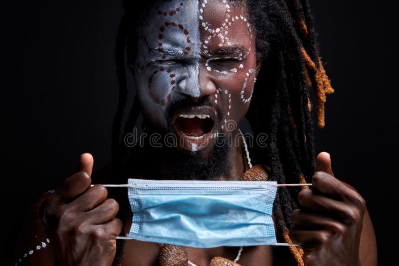 Gritar africano macho gritar por dolor va a llevar máscara médica imagenes de archivo