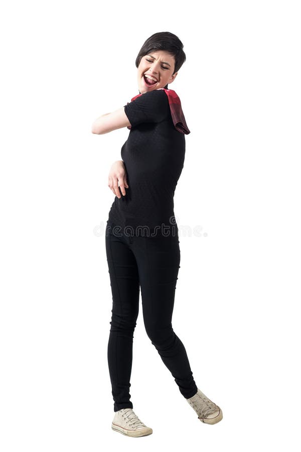 Gritar elegante da mulher e mão novas irritadas do balanço para a batida imagem de stock royalty free Gritar elegante da mulher e mão novas irritadas do balanço para a batida imagem de stock royalty free