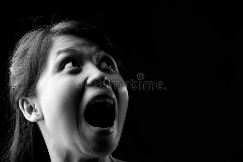 Gritos no escuro foto de stock