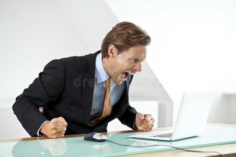 Gritaria frustrante do homem de negócios no portátil imagem de stock Gritaria frustrante do homem de negócios no portátil imagem de stock