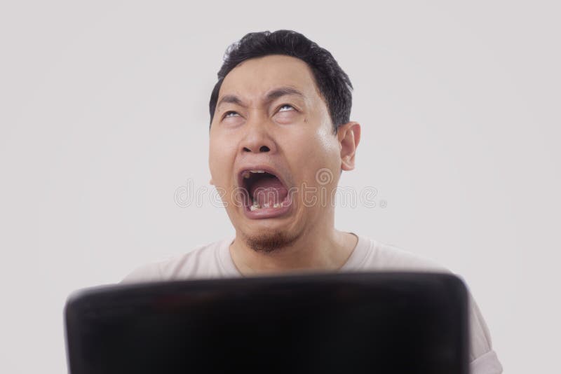 Grito asi?tico engra?ado do homem fotos de stock Grito asi?tico engra?ado do homem fotos de stock