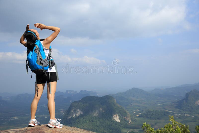 Grito Cheering do caminhante da mulher no pico de montanha imagens de stock royalty free Grito Cheering do caminhante da mulher no pico de montanha imagens de stock royalty free