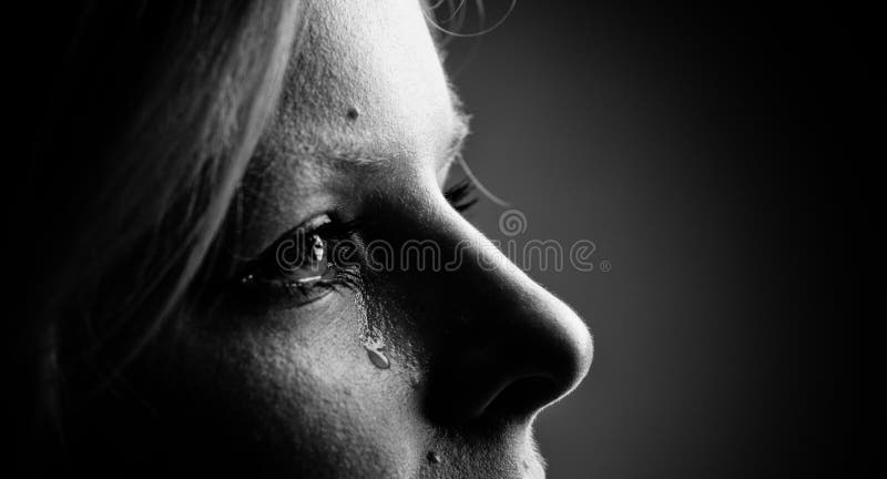 Menina triste chorando imagem de stock. Imagem de culpa - 243388489