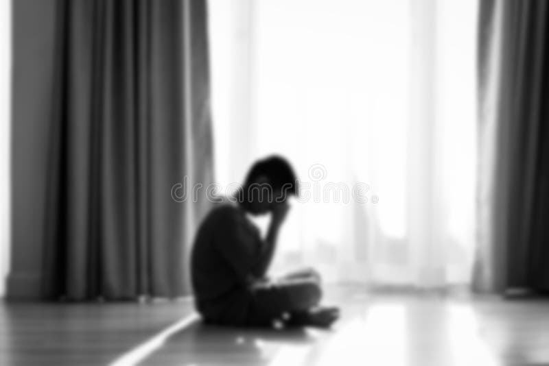 Grito triste do menino da silhueta obscura do fundo fotografia de stock Grito triste do menino da silhueta obscura do fundo fotografia de stock