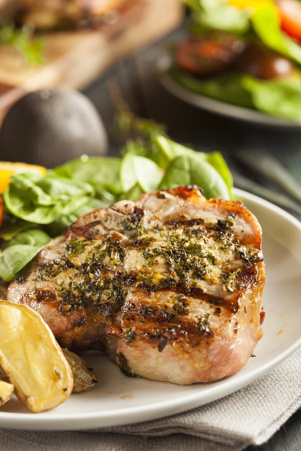 Großes Gegrilltes Schweinekotelett Stockfoto - Bild von steak ...