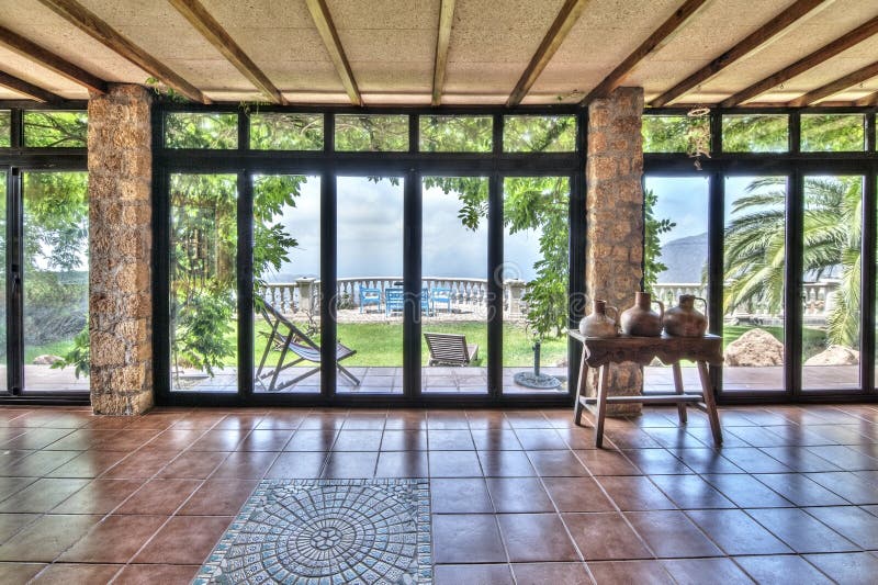 Große Fenster Im Landhaus Mit Schöner Aussicht Stockbild