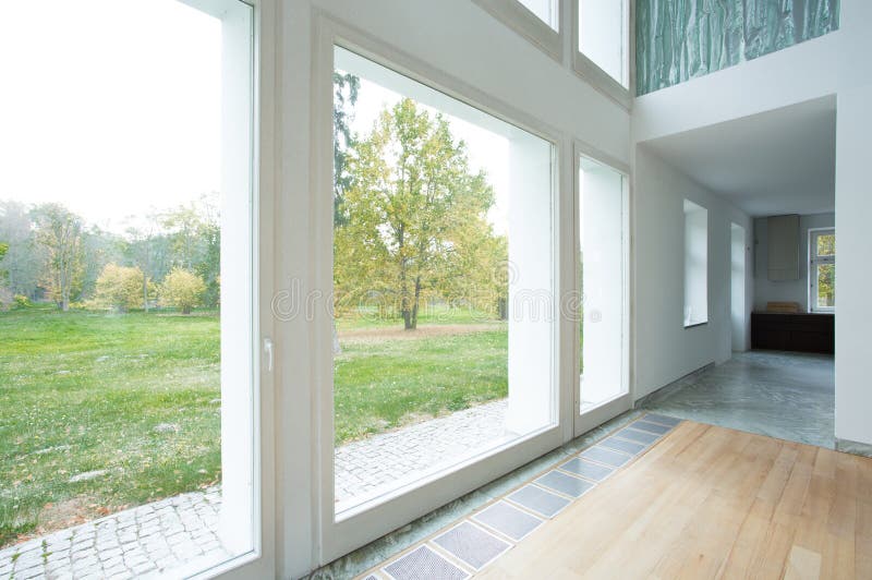 Große Fenster Im Modernen Haus Stockbild Bild von