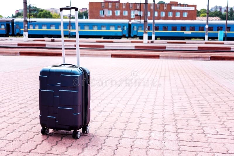 Gro?es Blau drehte den Koffer, der auf dem Boden im modernen Flughafenabfertigungsgeb?ude steht Kopieren Sie Platz lizenzfreies stockbild Gro?es Blau drehte den Koffer, der auf dem Boden im modernen Flughafenabfertigungsgeb?ude steht Kopieren Sie Platz lizenzfreies stockbild
