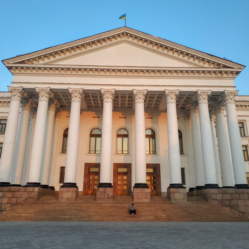 Gro?es Geb?ude mit Spalten Palast der Kultur und der Technologie in Kramatorsk stockfoto Gro?es Geb?ude mit Spalten Palast der Kultur und der Technologie in Kramatorsk stockfoto