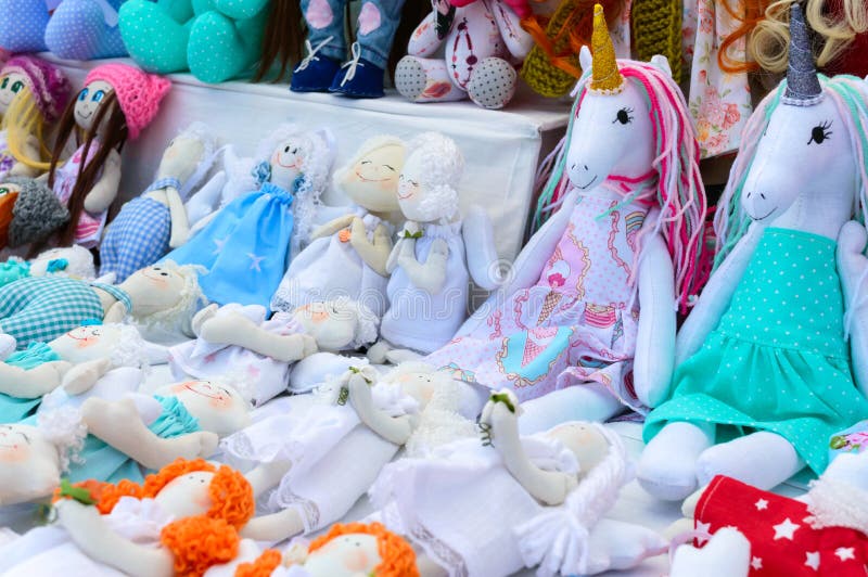 Gro? es Sortiment von Flickenpuppen Handgemachte Puppen, Tilden Eco-Spielwaren Messe - eine Ausstellung von Volkshandwerkern stockbilder