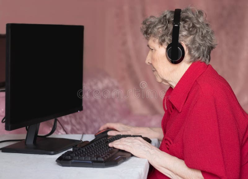 Gro?mutter in der modernen Welt Kein Tag ohne das Internet lizenzfreies stockbild Gro?mutter in der modernen Welt Kein Tag ohne das Internet lizenzfreies stockbild