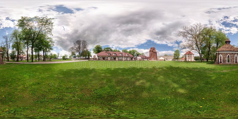 GRODNO, BIELORRÚSSIA - 13 DE MAIO DE 2015: completamente um panorama de 360 graus na projeção esférica equirectangular no castelo imagem de stock GRODNO, BIELORRÚSSIA - 13 DE MAIO DE 2015: completamente um panorama de 360 graus na projeção esférica equirectangular no castelo imagem de stock