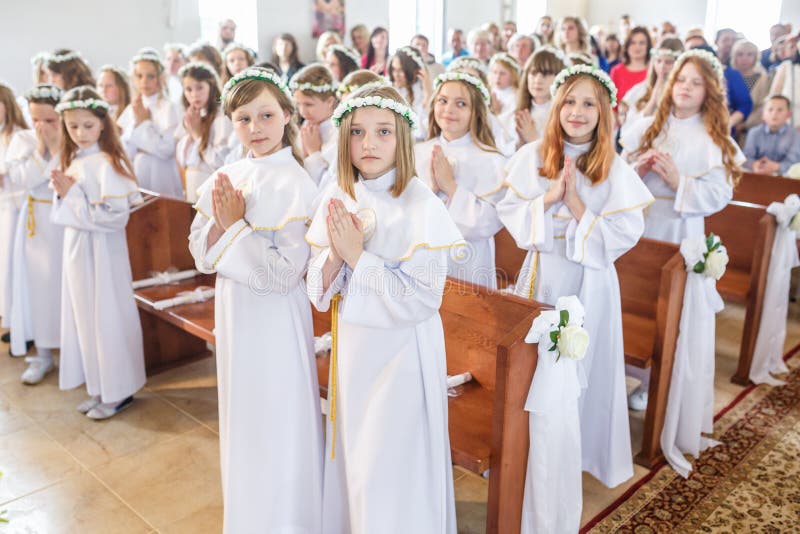 GRODNO VITRYSSLAND - MAJ 2019: Unga barn i katolska kyrkan väntar på den första eucharistnattvardsgången Små änglar in arkivfoton GRODNO VITRYSSLAND - MAJ 2019: Unga barn i katolska kyrkan väntar på den första eucharistnattvardsgången Små änglar in arkivfoton