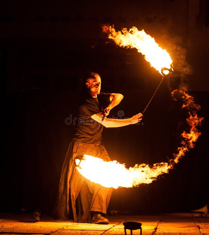 Grodno, Weißrussland - April, 30, Show mit 2012 Feuern, tanzend mit Flamme, männlicher Vorlagenfakirjongleur mit Feuerarbeiten üb lizenzfreie stockfotos Grodno, Weißrussland - April, 30, Show mit 2012 Feuern, tanzend mit Flamme, männlicher Vorlagenfakirjongleur mit Feuerarbeiten üb lizenzfreie stockfotos