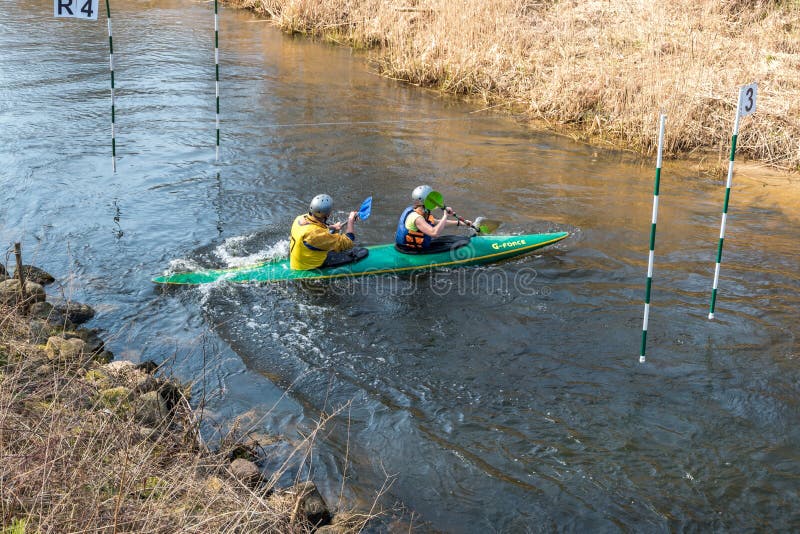 GRODNO, WIT-RUSLAND - APRIL, 2019: de concurrentie van het kajakvrije slag op snelle koud waterrivier die zwaar, geest van overwi royalty-vrije stock afbeelding GRODNO, WIT-RUSLAND - APRIL, 2019: de concurrentie van het kajakvrije slag op snelle koud waterrivier die zwaar, geest van overwi royalty-vrije stock afbeelding